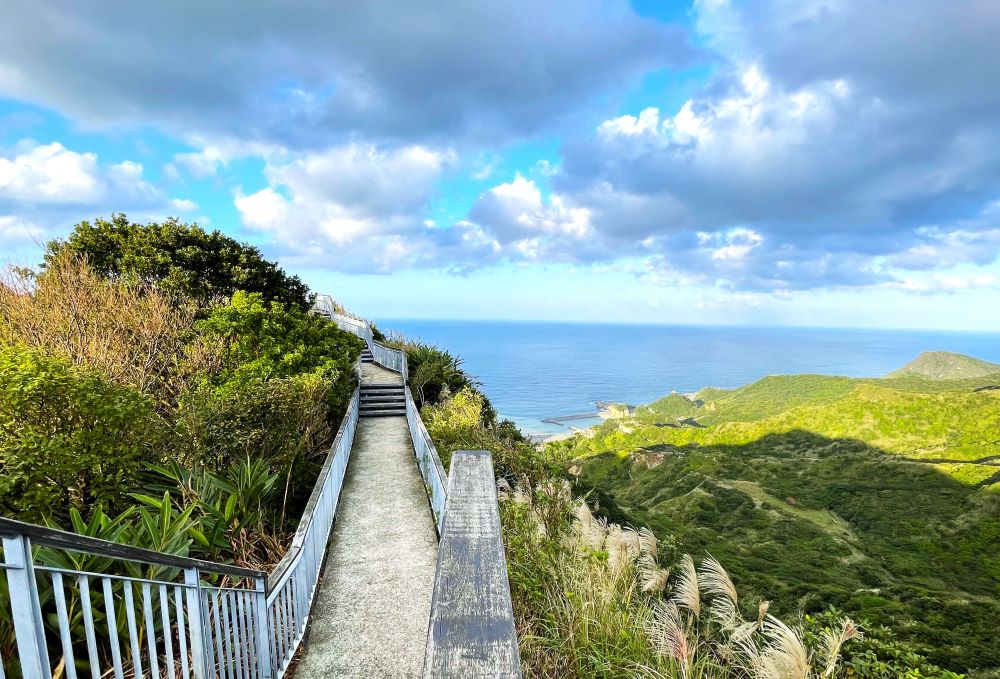 漫步在芒花環繞的報時山步道,觀景台視野開闊可輕鬆眺望陰陽海。