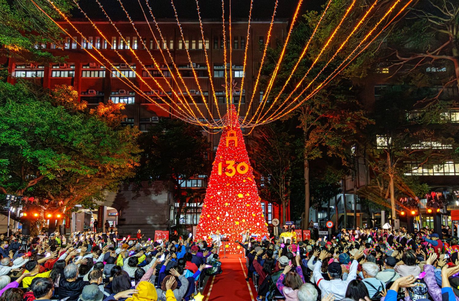 開心男團黑旋風演唱點燈主題曲〈向前走〉 活動現場互動熱烈