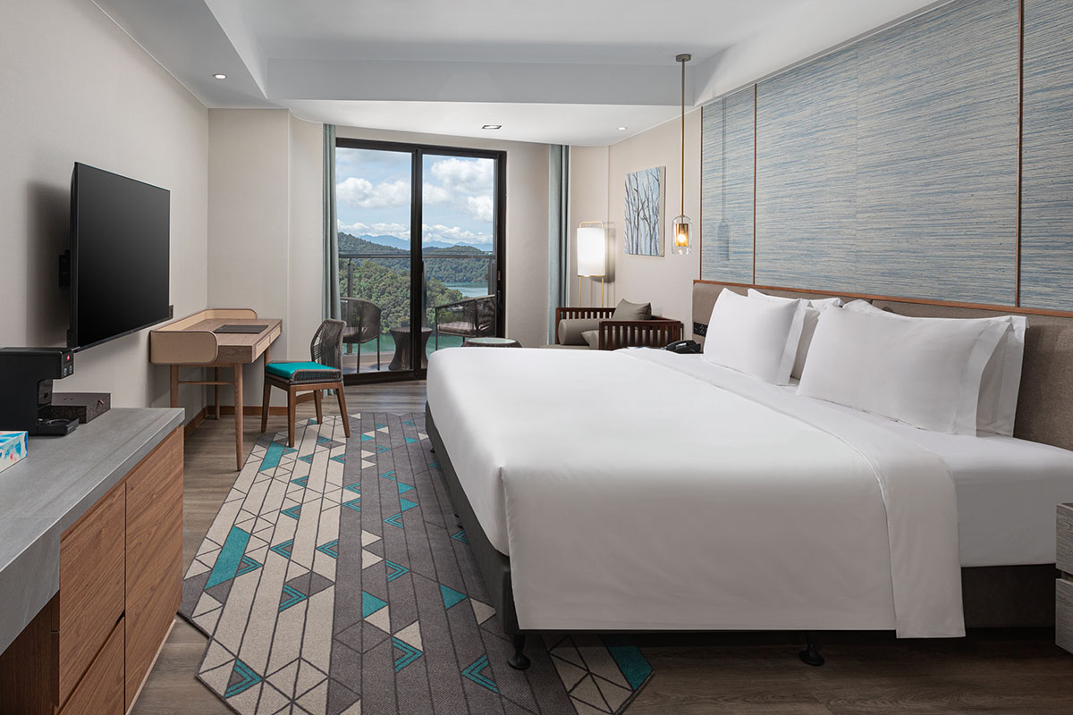 力麗觀光萬元企劃 萬元入住雙館漫遊之旅，旅客可入住日月潭力麗溫德姆溫泉酒店，感受湖畔靜謐