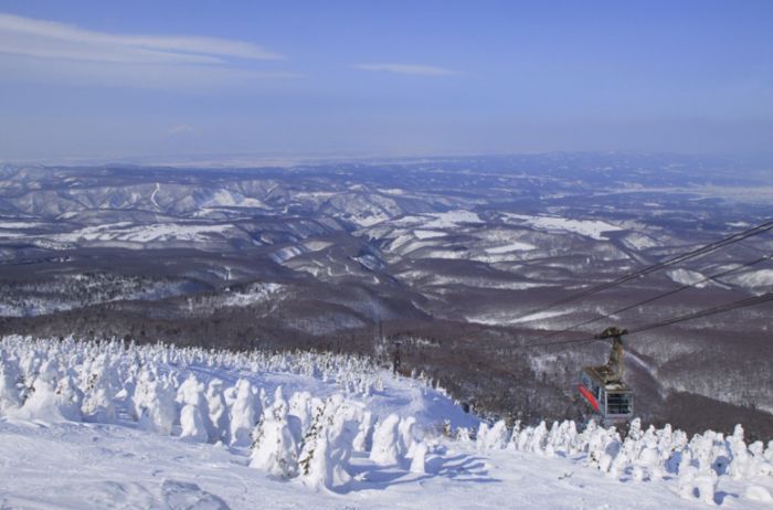 八甲田山樹冰在寒風中結成奇幻雪怪森林，層層冰雪映出深冬最壯麗的景觀。