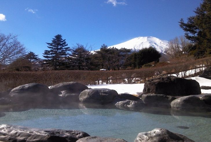 「富士山渡假飯店」坐擁遼闊山景，清晨光線灑落山陵間，展現冬日特有的靜謐奢華。03