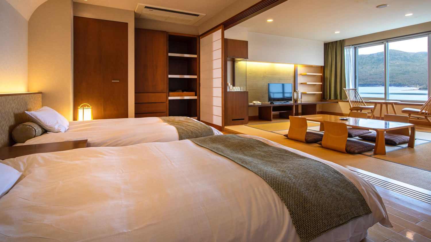 「富士山渡假飯店」坐擁遼闊山景，清晨光線灑落山陵間，展現冬日特有的靜謐奢華
