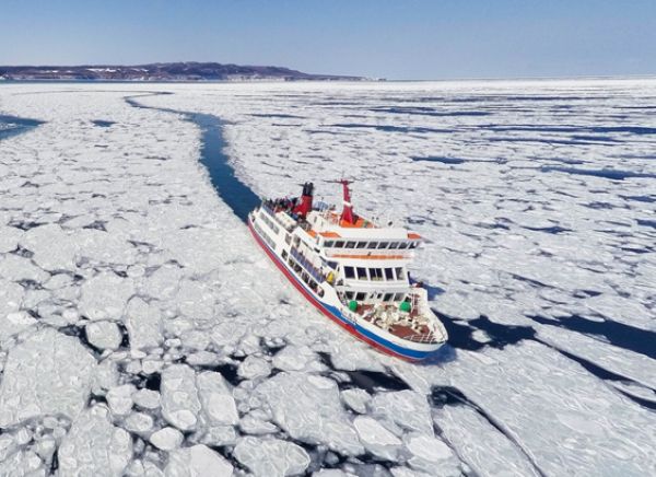 破冰船穿越漂浮流冰，藍白冰原在腳下延展，呈現北國冬季最壯闊的海上風景。