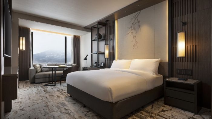 「東山二世谷村麗思卡爾頓飯店」在粉雪群山中格外耀眼，溫暖燈光映照窗景，營造奢華又沉穩的冬季度假氛圍。04