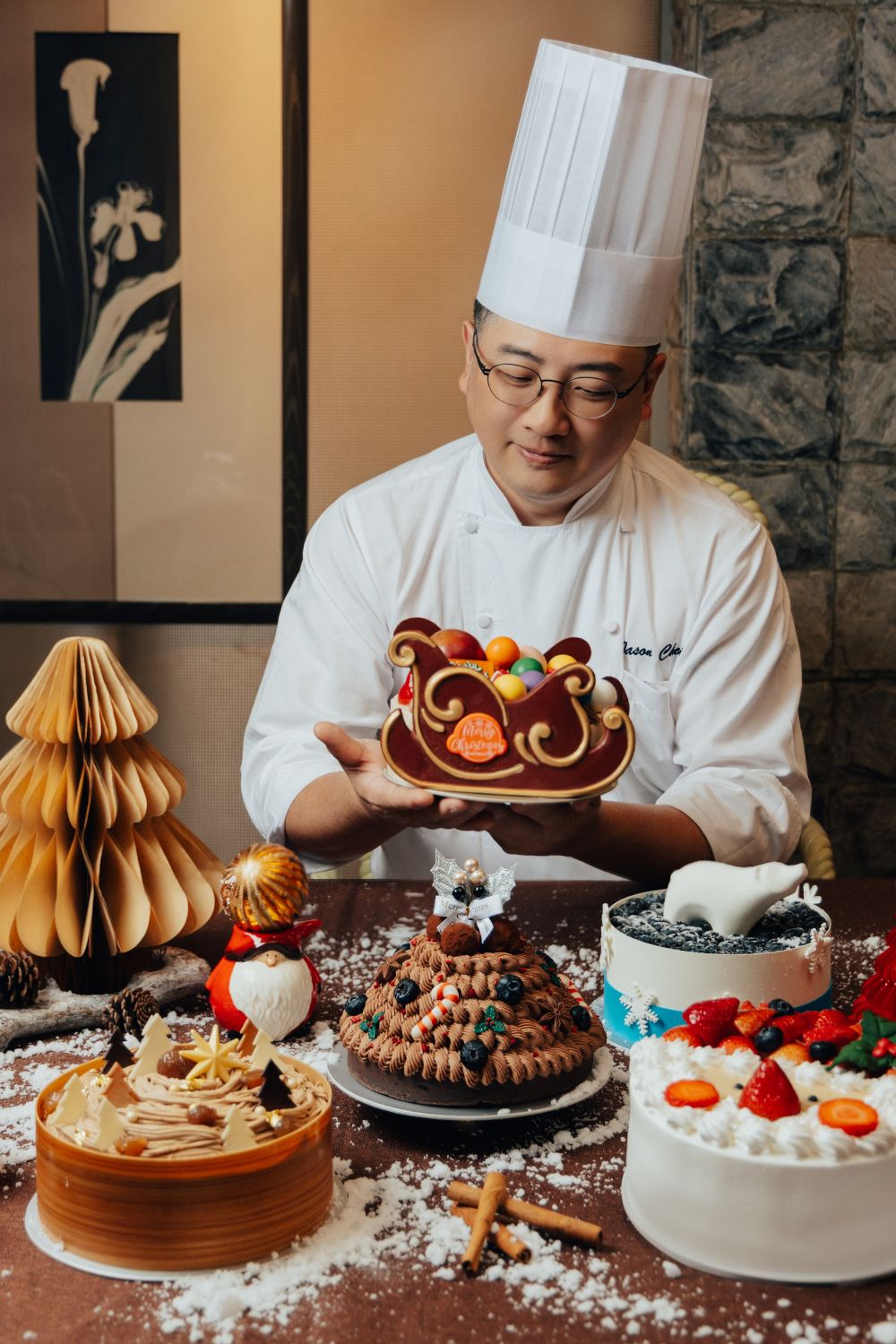 台北君悅點心房行政主廚陳建佑打造40款聖誕薑餅、法式甜點，每款120元起。