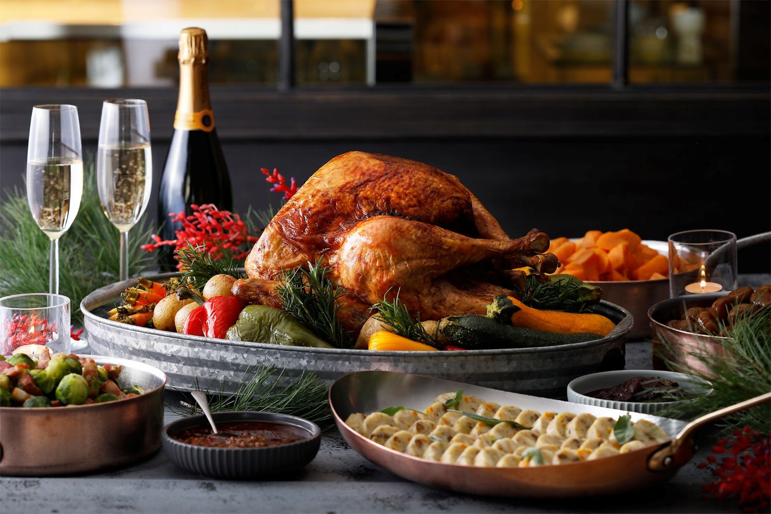 12月25日前Baguette禮品烘焙坊同步推出感恩聖誕火雞外帶家庭餐，每套4,680元起。