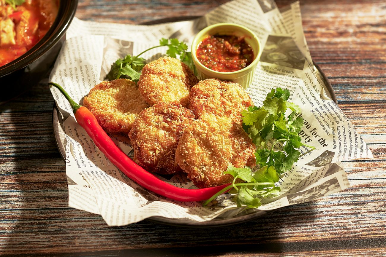 「酥炸手工蟹肉餅佐紐約辣醬」