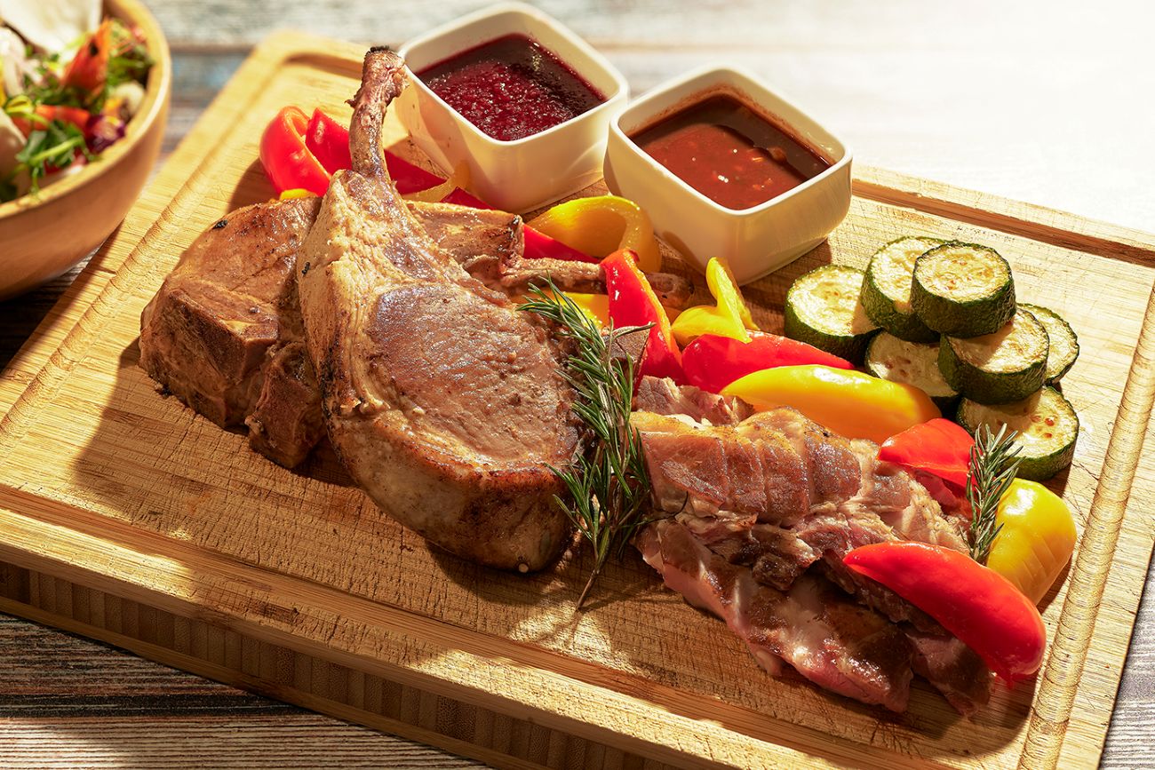 「低溫慢烤戰斧豬排」