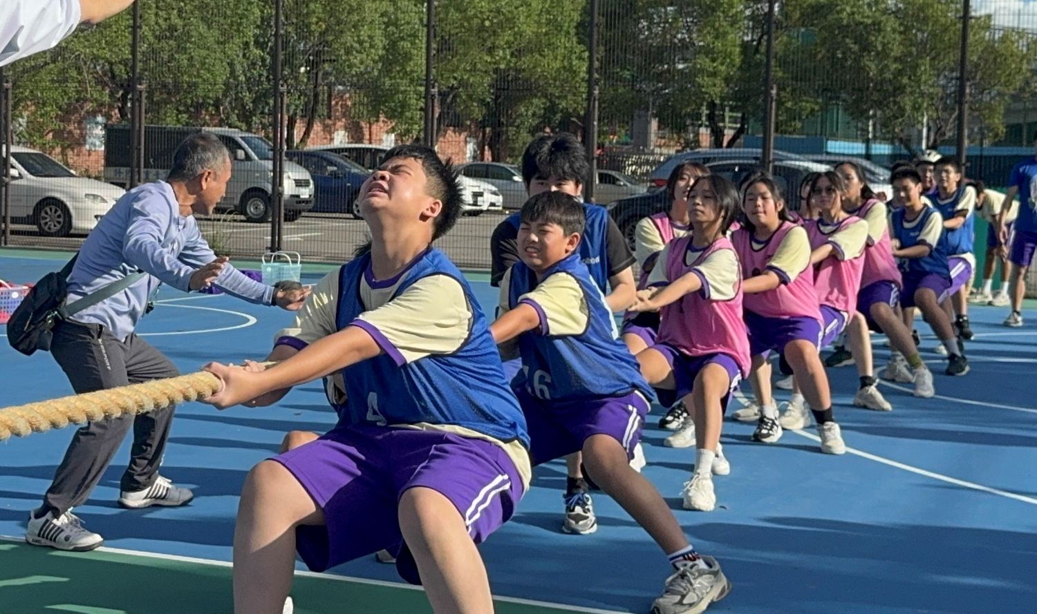 板橋國中校慶運動會力拔山河，展現青春的力與美！