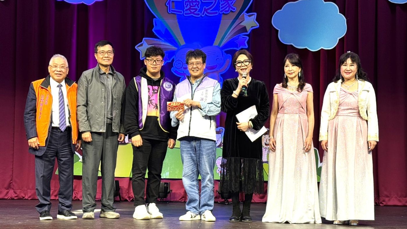 台灣紫微公益關懷協會及中華民國臺灣歸僑協會合贈4萬元加菜金 由仁愛之家主任謝鑫敏代表受贈(中)