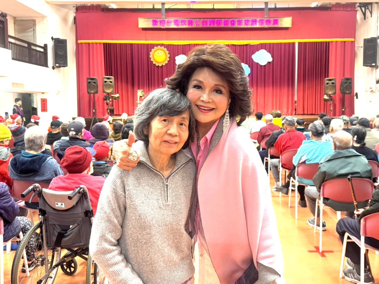 吳麗寶(左)遇到偶像侯麗芳還合影 非常的開心