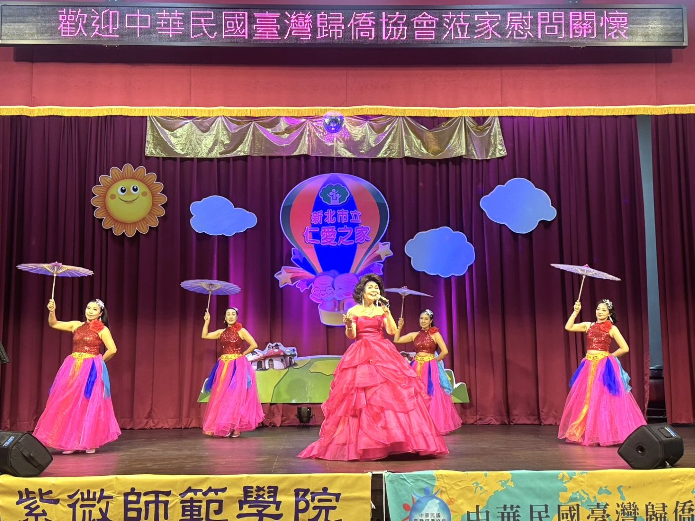 侯麗芳(中)率舞群獻唱望月想愛人 歌聲溫柔清麗