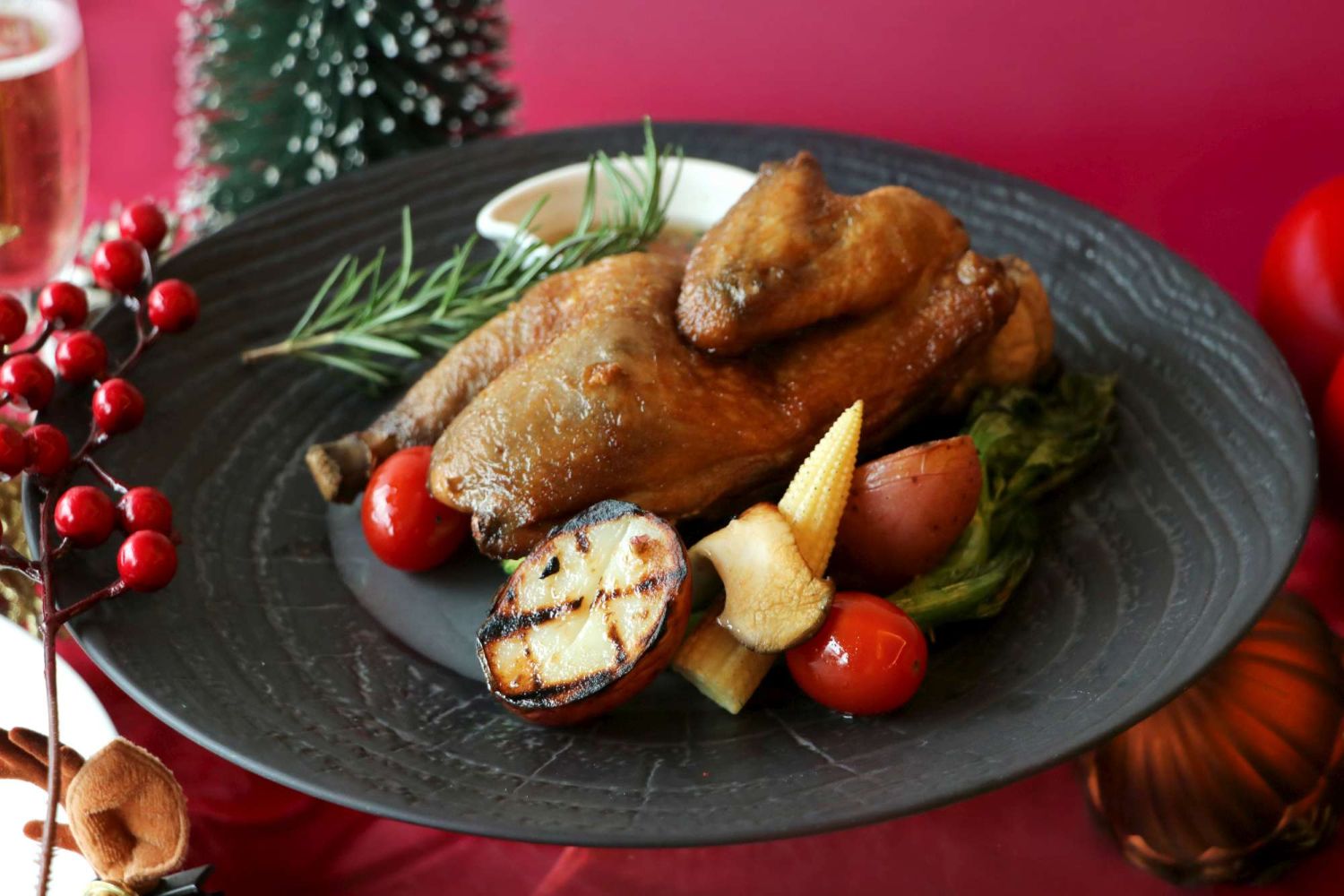 迷迭香烤雞則以香草醃製入味,外皮烤至金黃酥脆、肉質鮮嫩