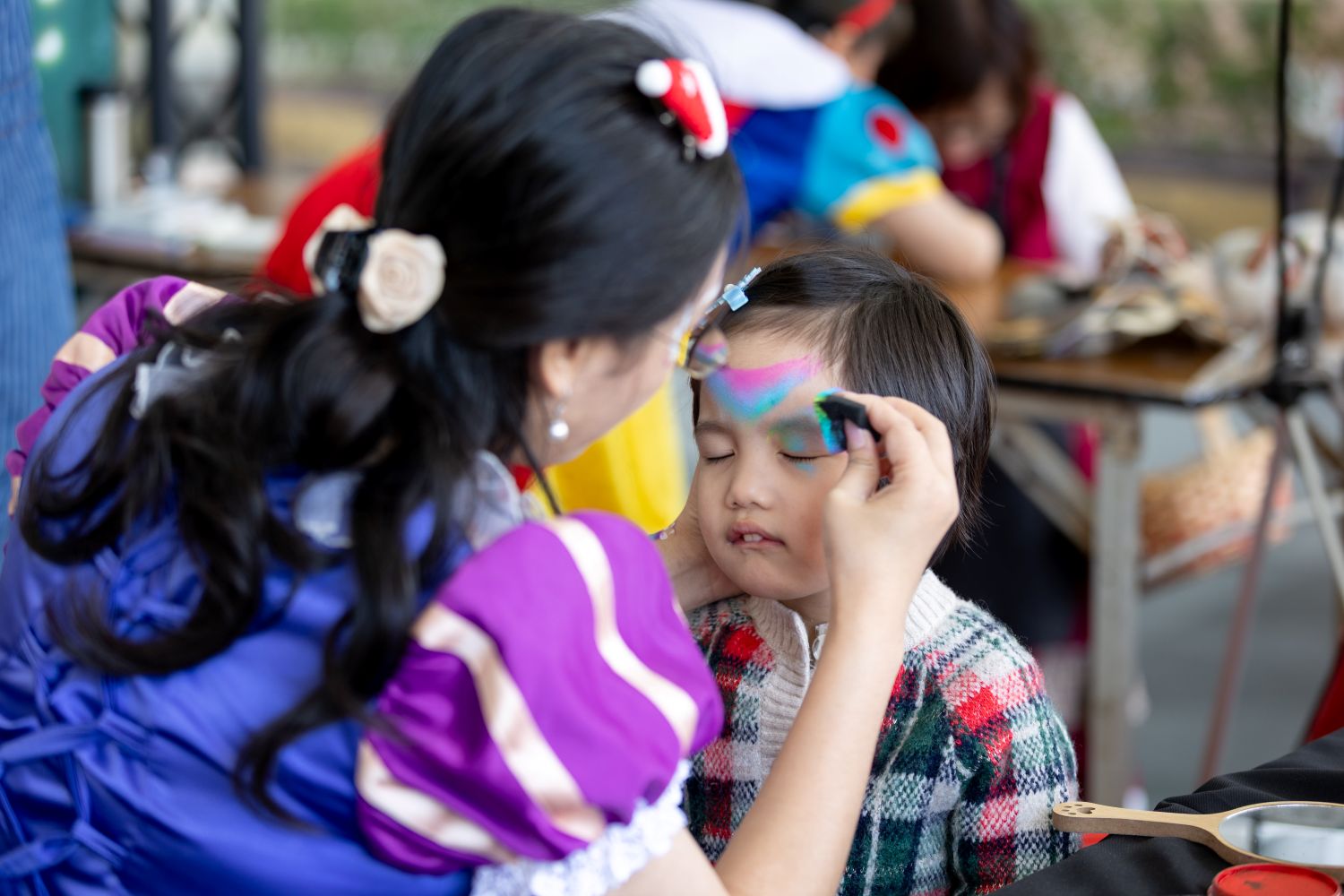 前往2025新北歡樂耶誕城現場報名「德國格林童話人體彩繪」、「耶誕薑餅自己做」等手作活動