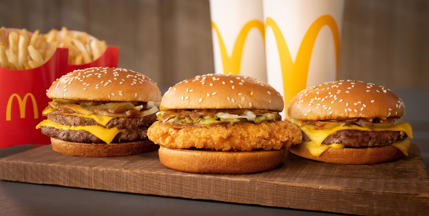 麥當勞將咖哩風味入堡,12月10日推出全新「咖哩辣鷄腿堡」、「咖哩雙層四盎司牛肉堡」與「咖哩四盎司牛肉堡」提供冬季限定全新選擇。