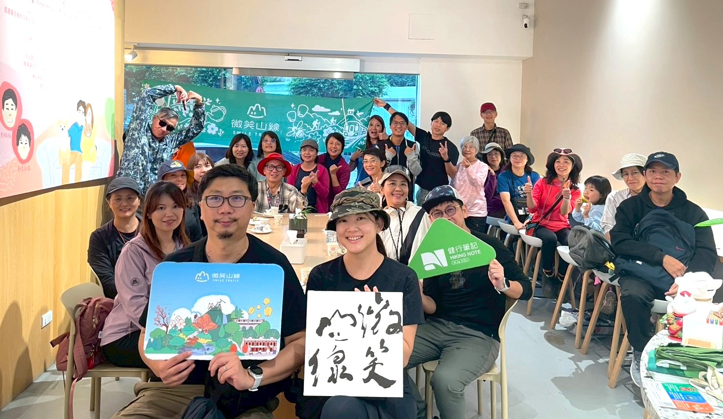 「微笑山線大縱走尋寶任務-達人帶路」活動於心圓柑仔店拍照留念。