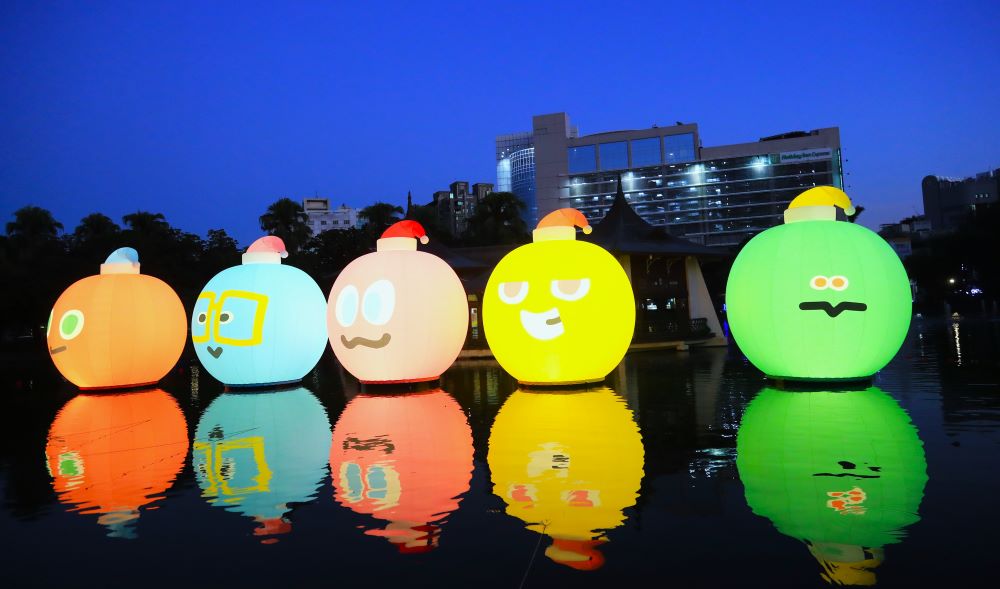 夜間亮燈的-因為你所以五球-戴上聖誕帽-點亮台中公園夜色