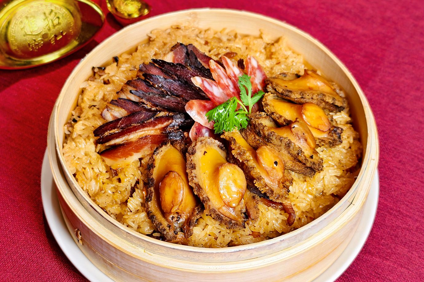 凱華樓年菜「老廣臘味九孔鮑魚飯」堆疊油飯、臘味與九孔鮑魚的三重香氣