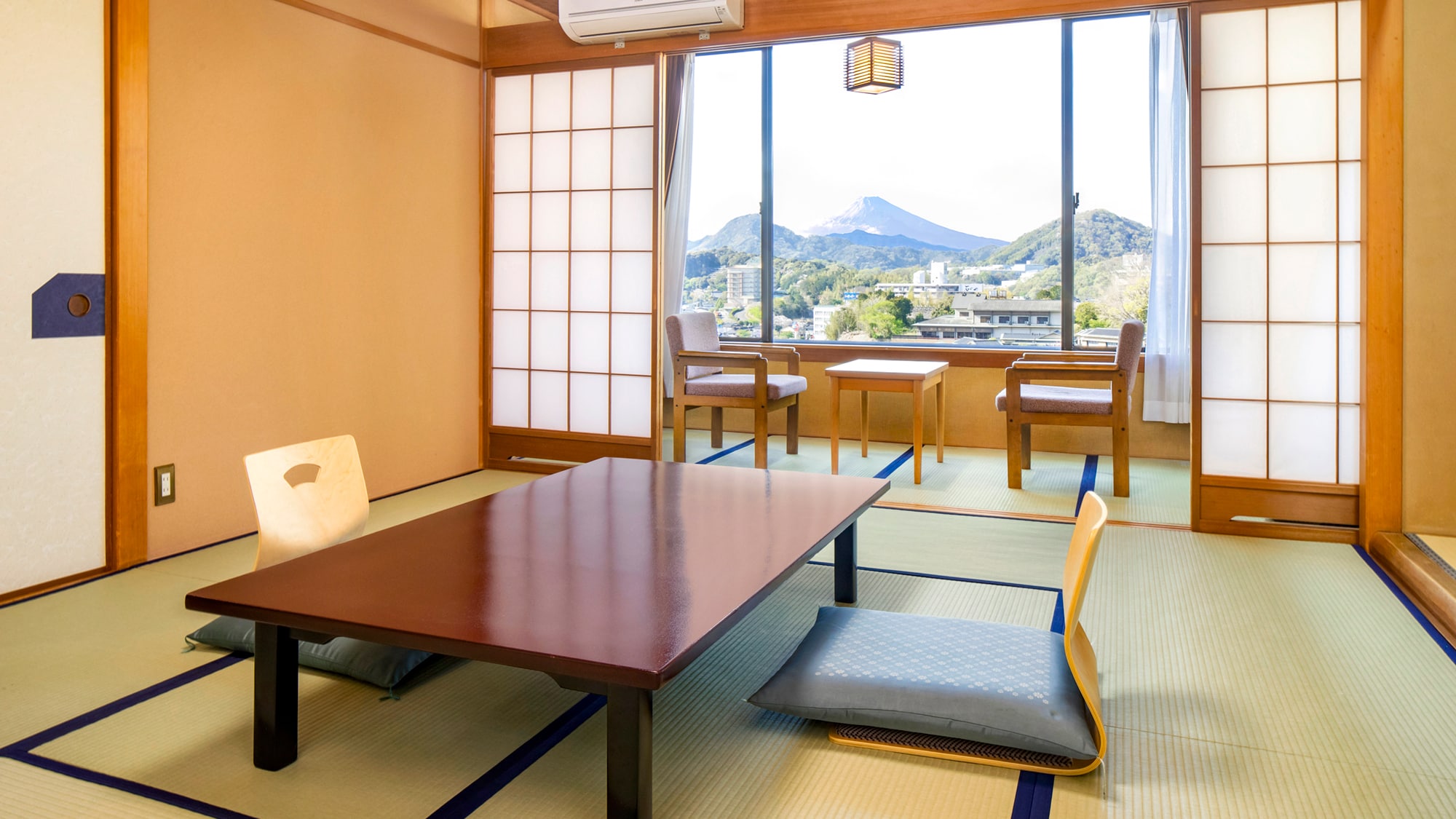 「伊豆長岡溫泉新八景園飯店」則以能在頂樓露天風呂遠眺富士山的獨特體驗，獲得本次排行榜第五名肯定