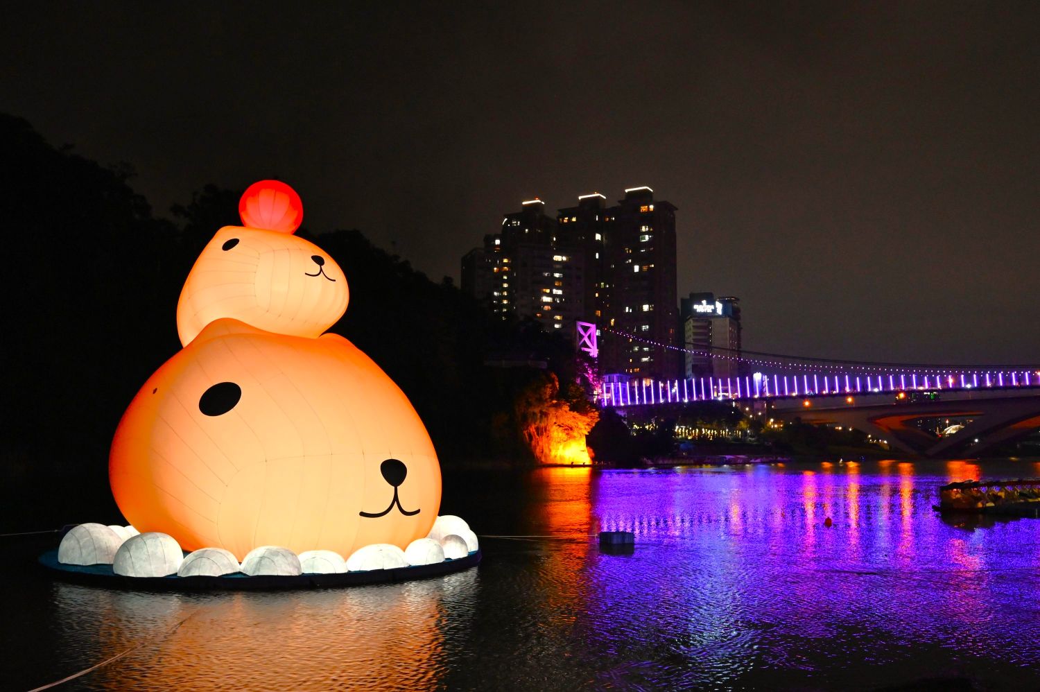 新店碧潭風景區「呆在碧潭の水豚君」展期進入倒數，活動將於12月28日劃下可愛句點