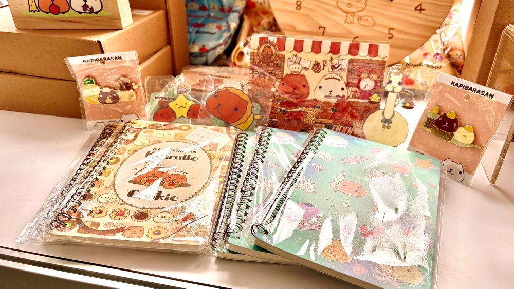 活動期間只要在碧潭餐飲遊憩區指定店家單筆消費滿300元，即獲得限量水豚君周邊好禮兌換券，可換取如線圈筆記本、金屬徽章、壓克力吊飾、造型湯匙及雷雕明信片等