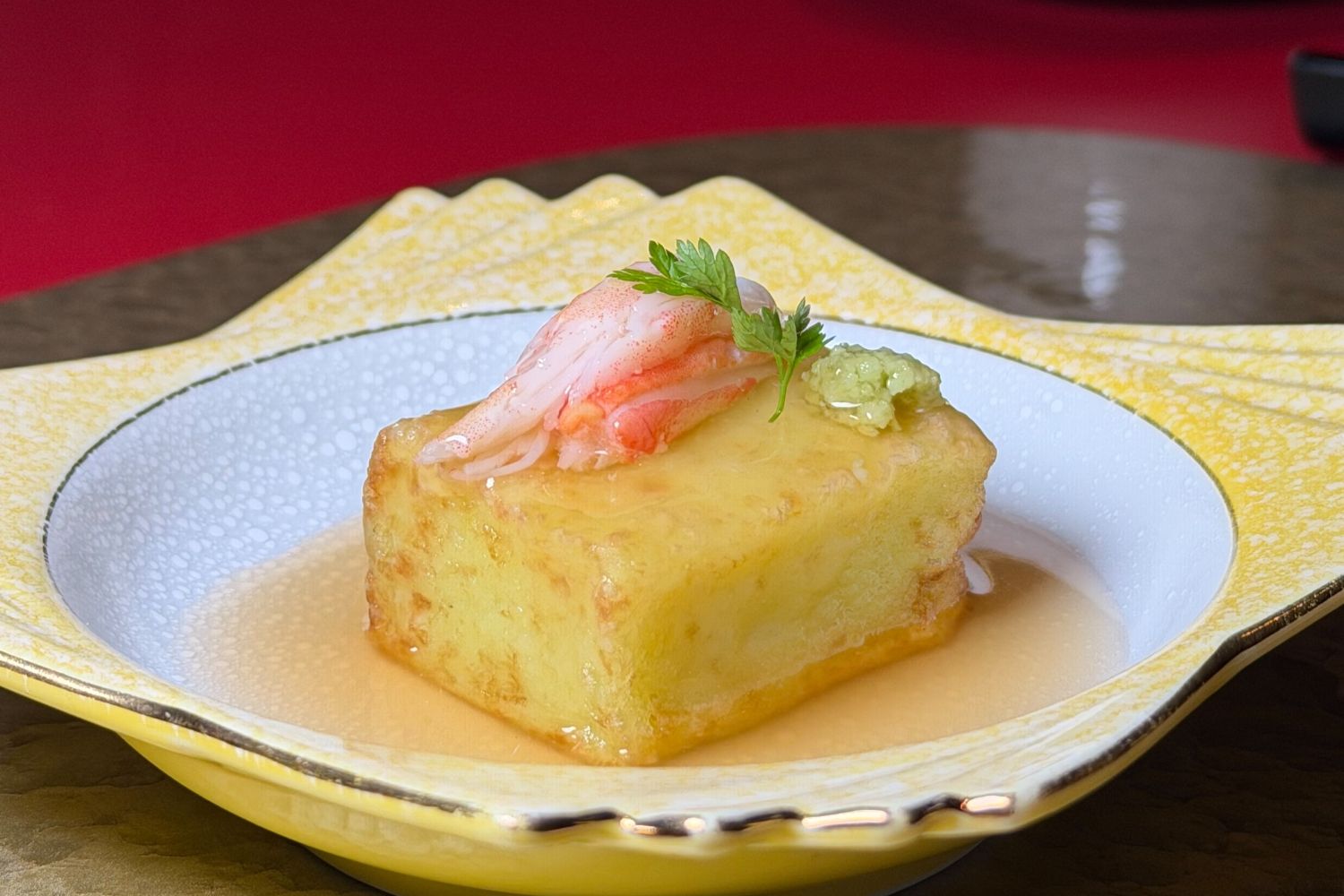 先付「烤銀杏豆腐」以銀杏製成豆腐後再行炙烤，口感綿密