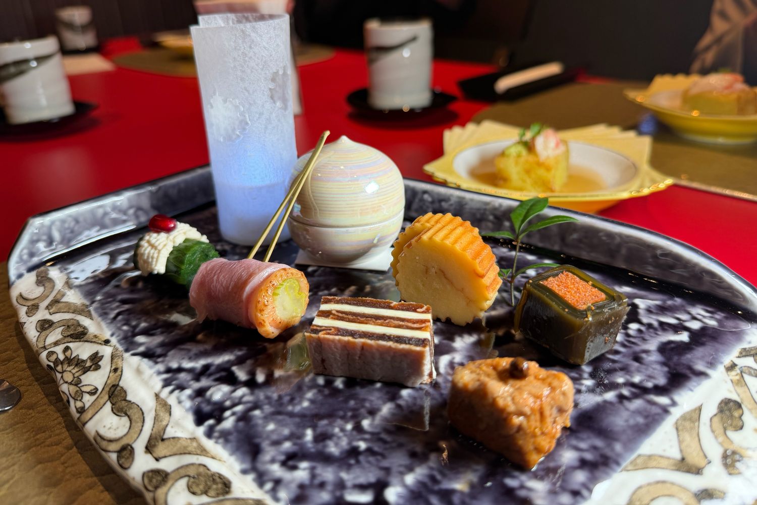 前菜一次呈現七品旬味，展現季節食材的細膩講究