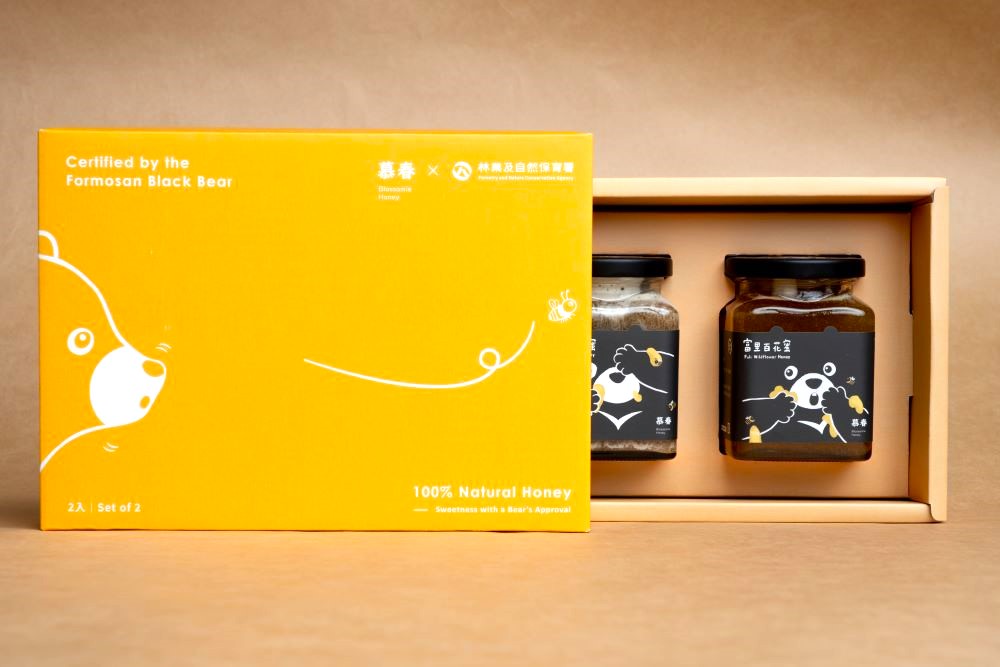 禮盒以蜂箱概念作為設計發想，搭配黑熊視線跟隨蜂蜜找尋香味來源。_77600