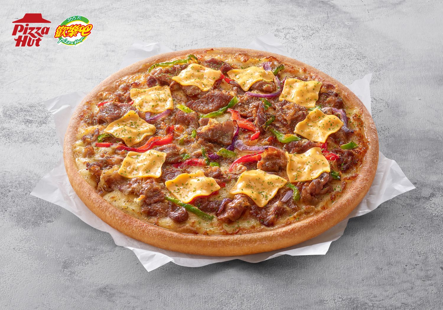 必勝客私廚系列高人氣的「經典費城起司牛肉比薩」限量進駐歡樂吧，鮮嫩牛肉片佐以爽脆蔬菜與濃郁起司，每一口都是道地濃郁的美式風味！