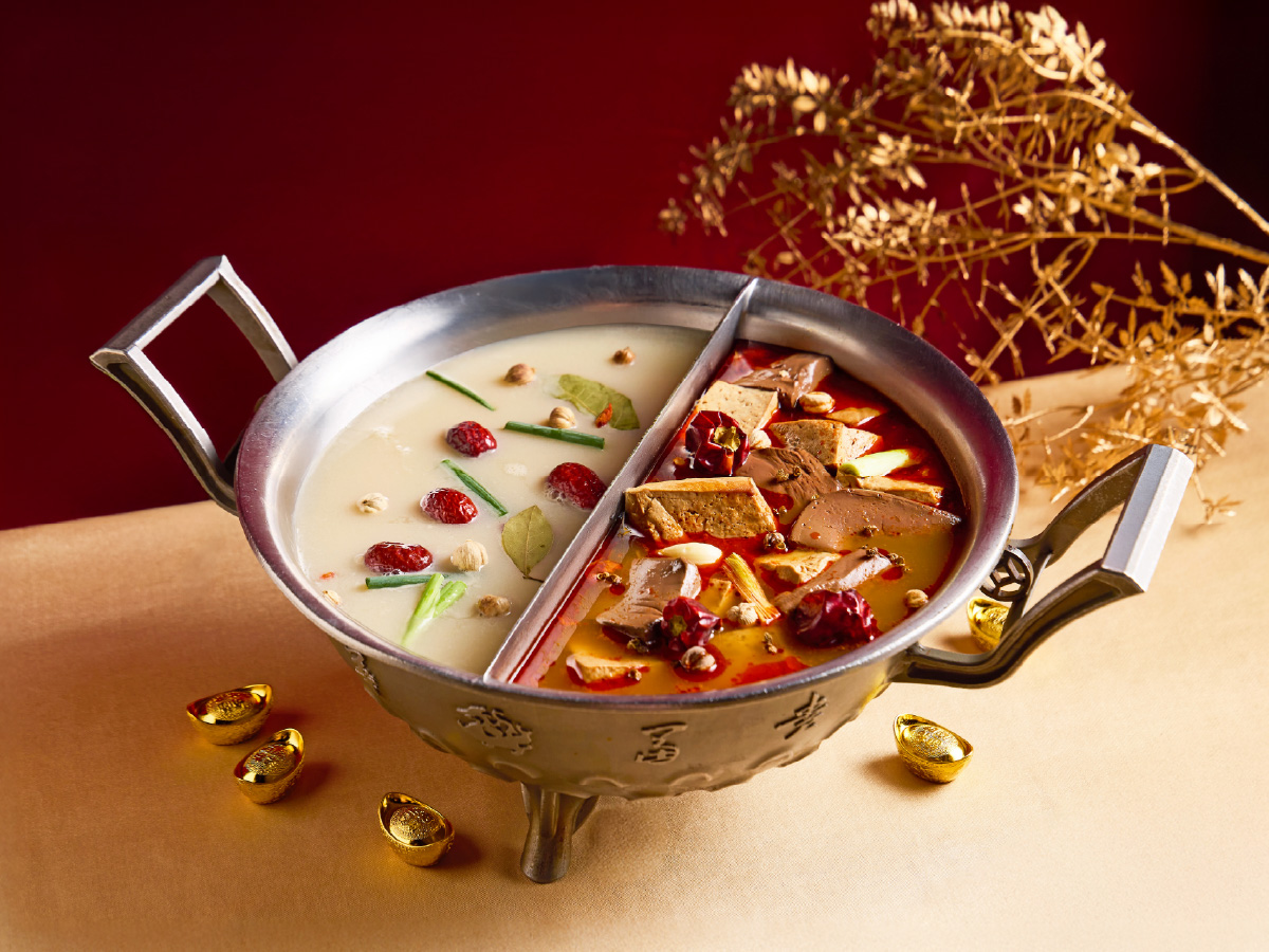 這一鍋餐飲集團年菜套餐包含三款經典湯底選擇：「聚寶鴛鴦鍋」、「遊春麻辣鍋」、「開歲老火湯」。