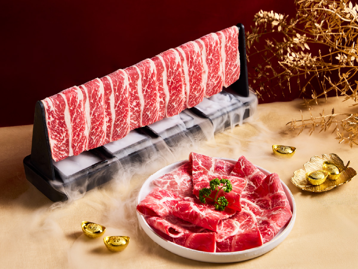 這一鍋推出早鳥限定優惠，只需2,980元即可享奢華肉品如日本A5和牛拼盤、神仙牛肉、以及台灣豬肉界的精品「台灣黑豚1983豬五花」