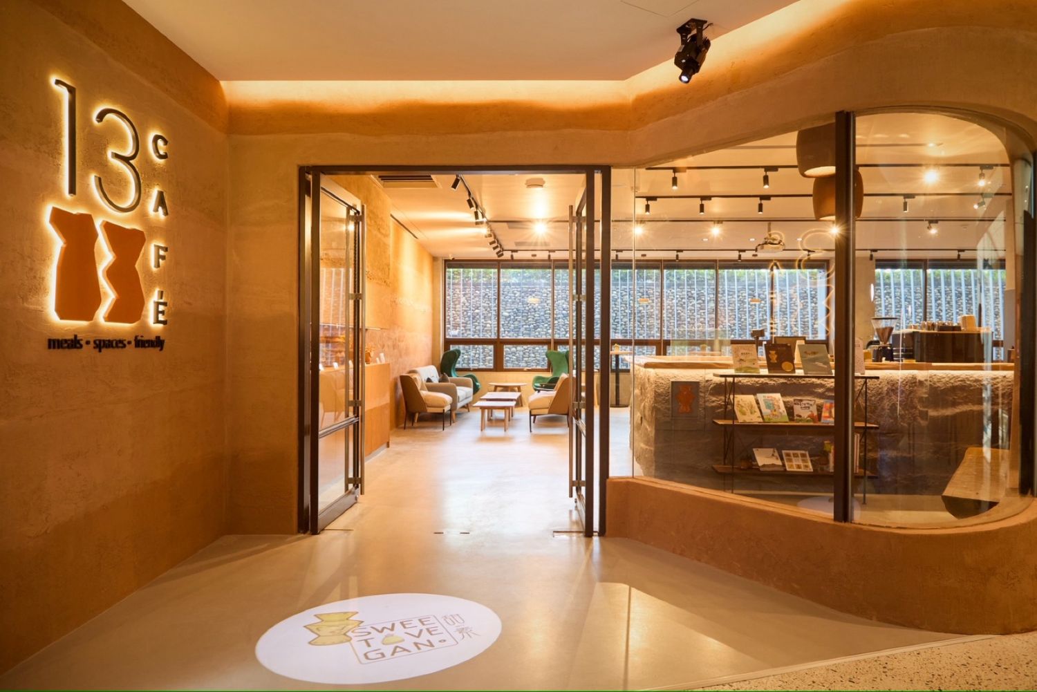 全臺唯一考古主題咖啡廳—「13 CAFÉ」成為八里左岸休憩新地標