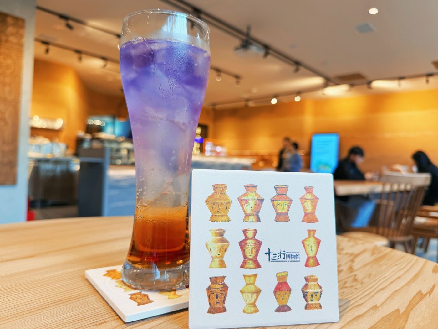 新北市金包里慈護宮社區關懷據點的長者們,一筆一畫繪製出獨一無二的手繪杯墊。