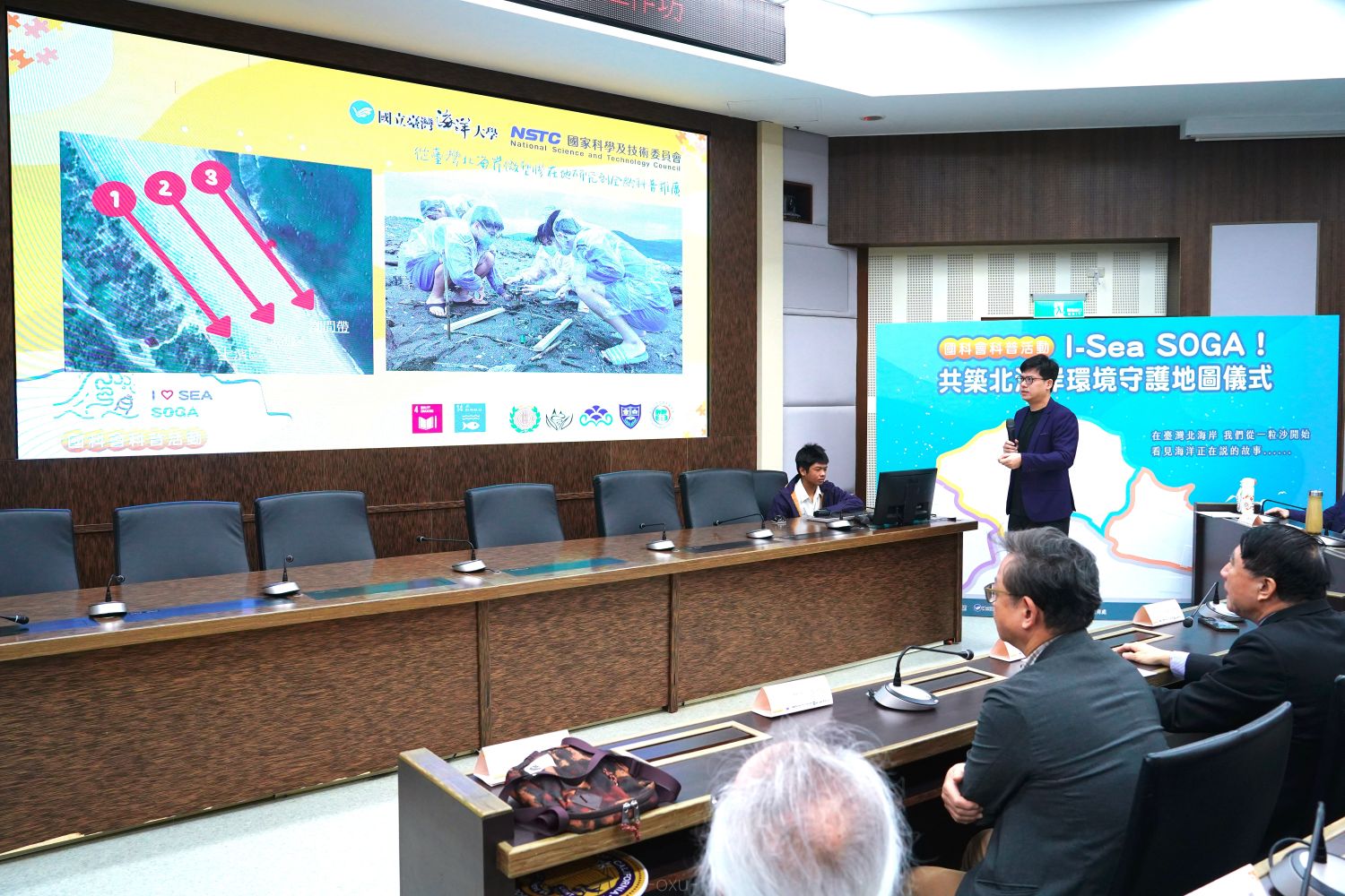 計畫主持人許瑞峯副教授為大家揭曉目前北海岸各沙灘的第一手監測數據與微塑膠汙染情形
