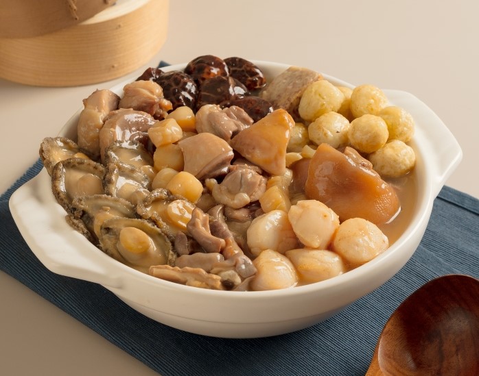 圖5 元榆牧場推出的「頂級干貝鮑魚佛跳牆」，嚴選大顆干貝與圓潤鮑魚，搭配栗子、香菇、黑羽土雞與豬腳筋，是年節餐桌最具氣勢的壓軸佳餚。