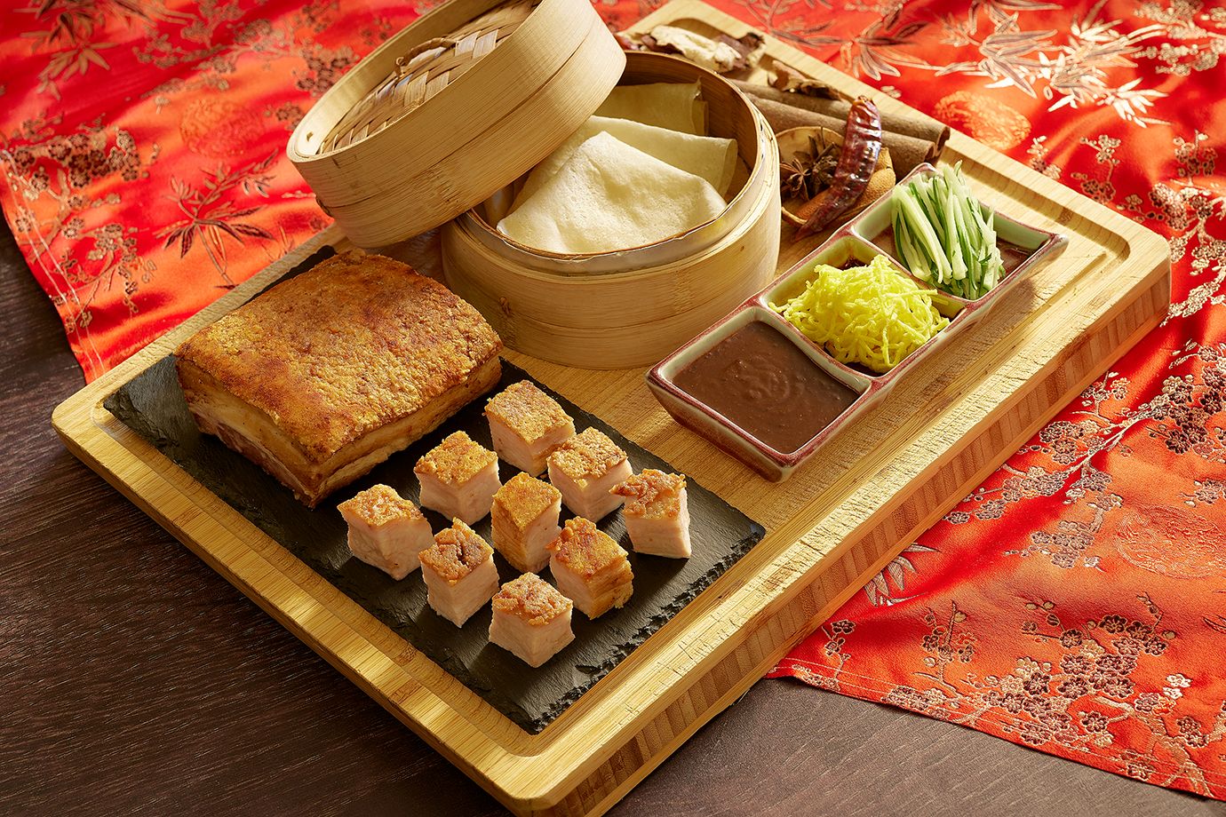 鉑麗安自助餐「秘製脆皮五花肉」,外層酥化、內裡柔潤,鹹香層次分明