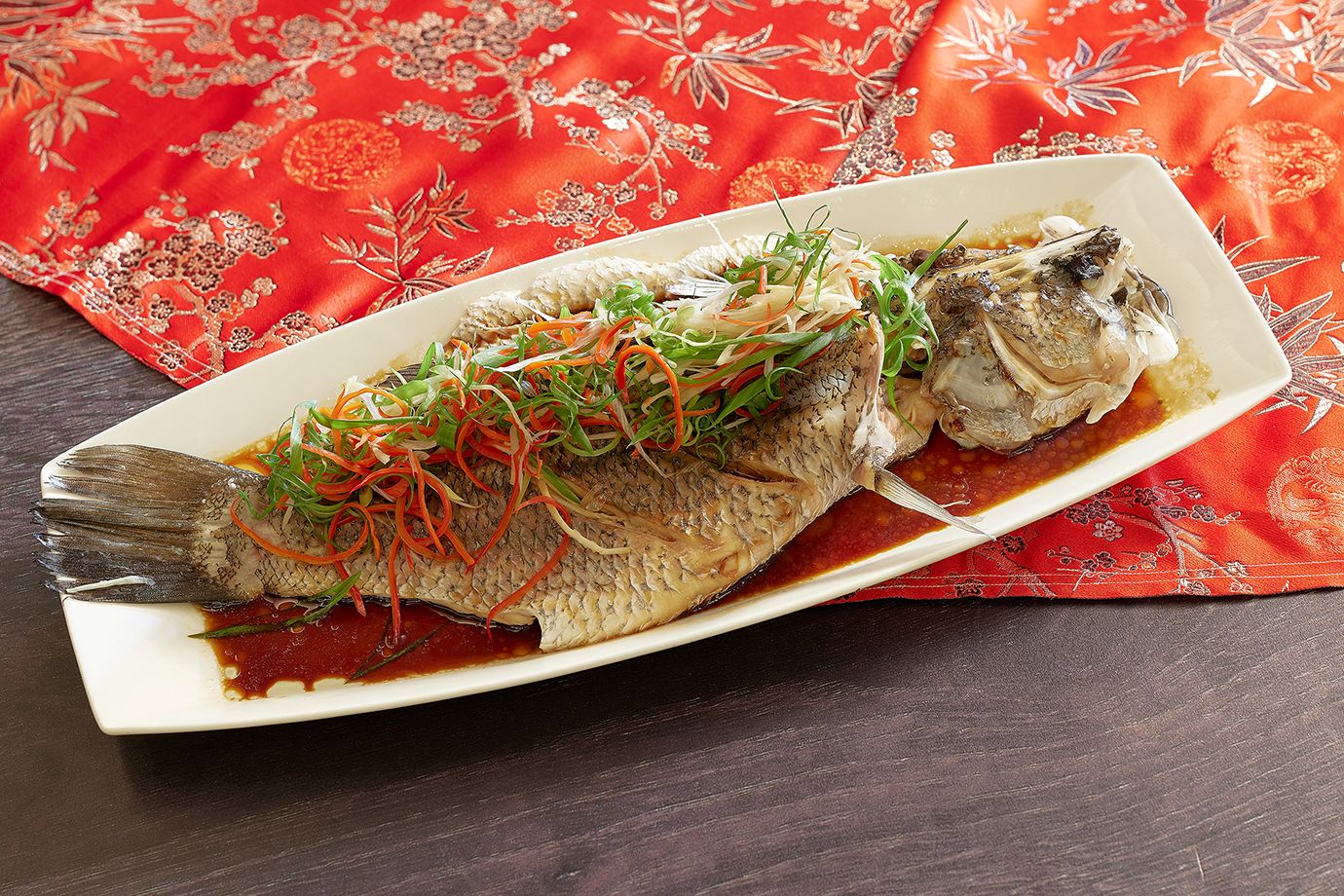 鉑麗安自助餐「清蒸海上鮮」以整尾鱸魚清蒸,呈現海魚鮮甜