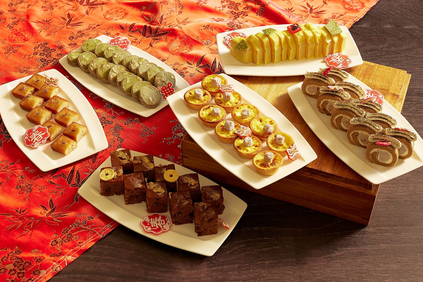 鉑麗安自助餐甜點區呼應節慶,特別推出烏梅酒黑糖糕、桂花蜂蜜費南雪等多款甜品