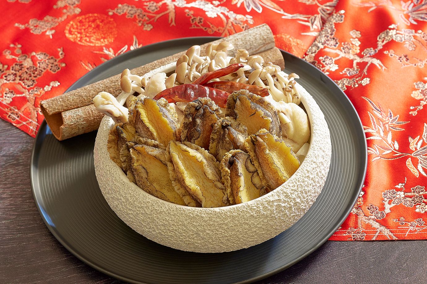 鉑麗安自助餐「鮑魚麻油雞湯」麻油香氣溫潤不燥,特別適合年節時分