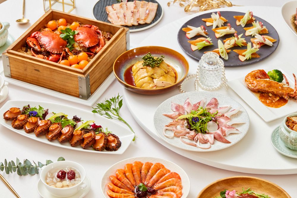 晶宴會館春酒宴席每桌8,800元+10% 起(十人份),主打升級版海陸桌菜,吸引企業與團隊提前預訂。