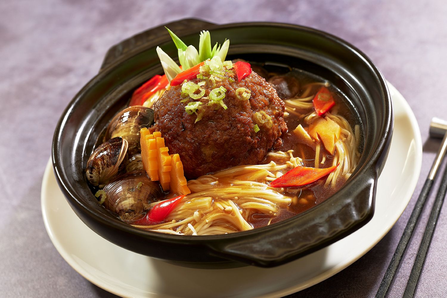 凱華樓中華料理「砂鍋紅油和牛獅子頭」以辛香紅油襯托牛肉甜潤