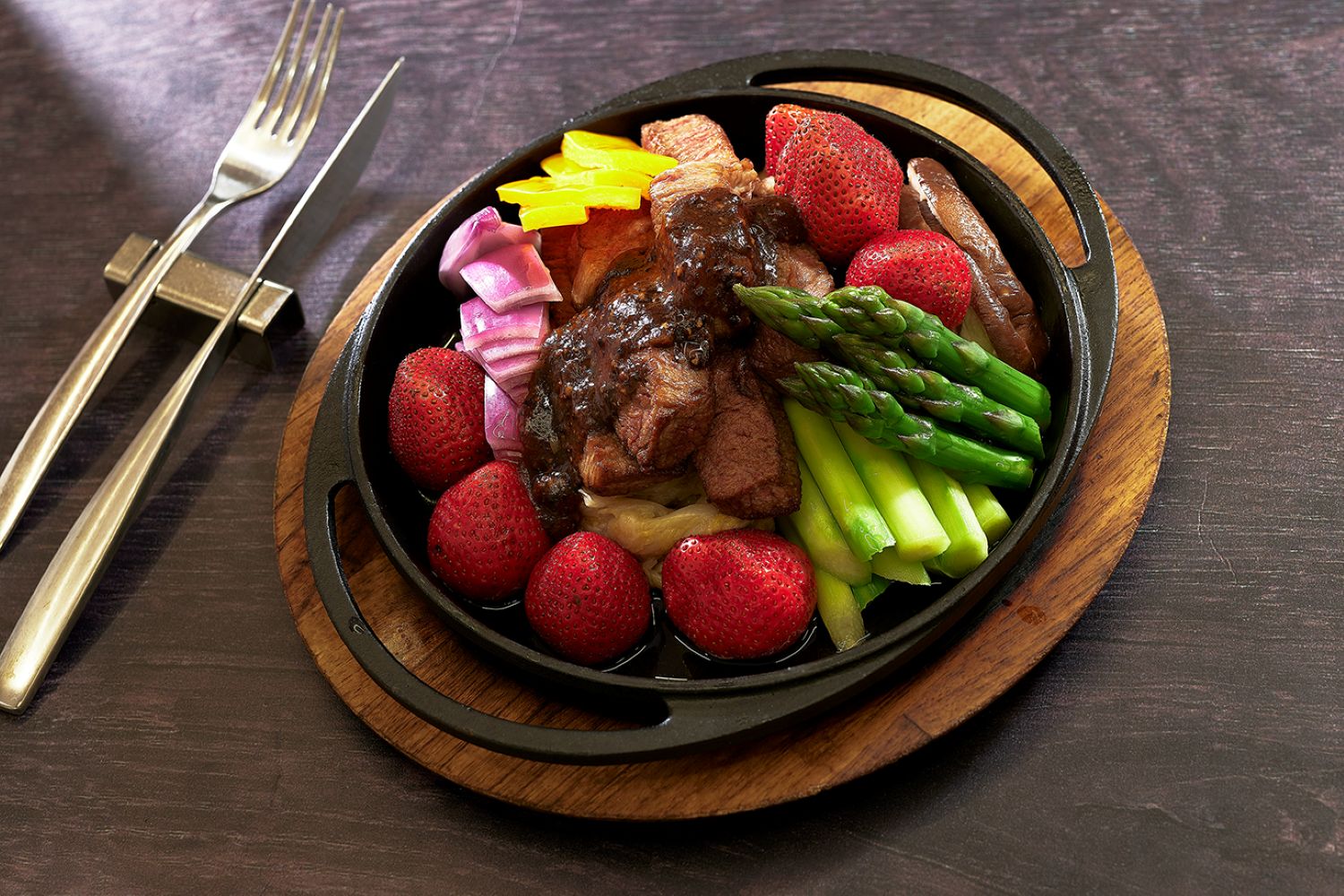 凱華樓中華料理「草莓鐵板和牛肉」則以果香酸甜平衡油脂，清爽收尾