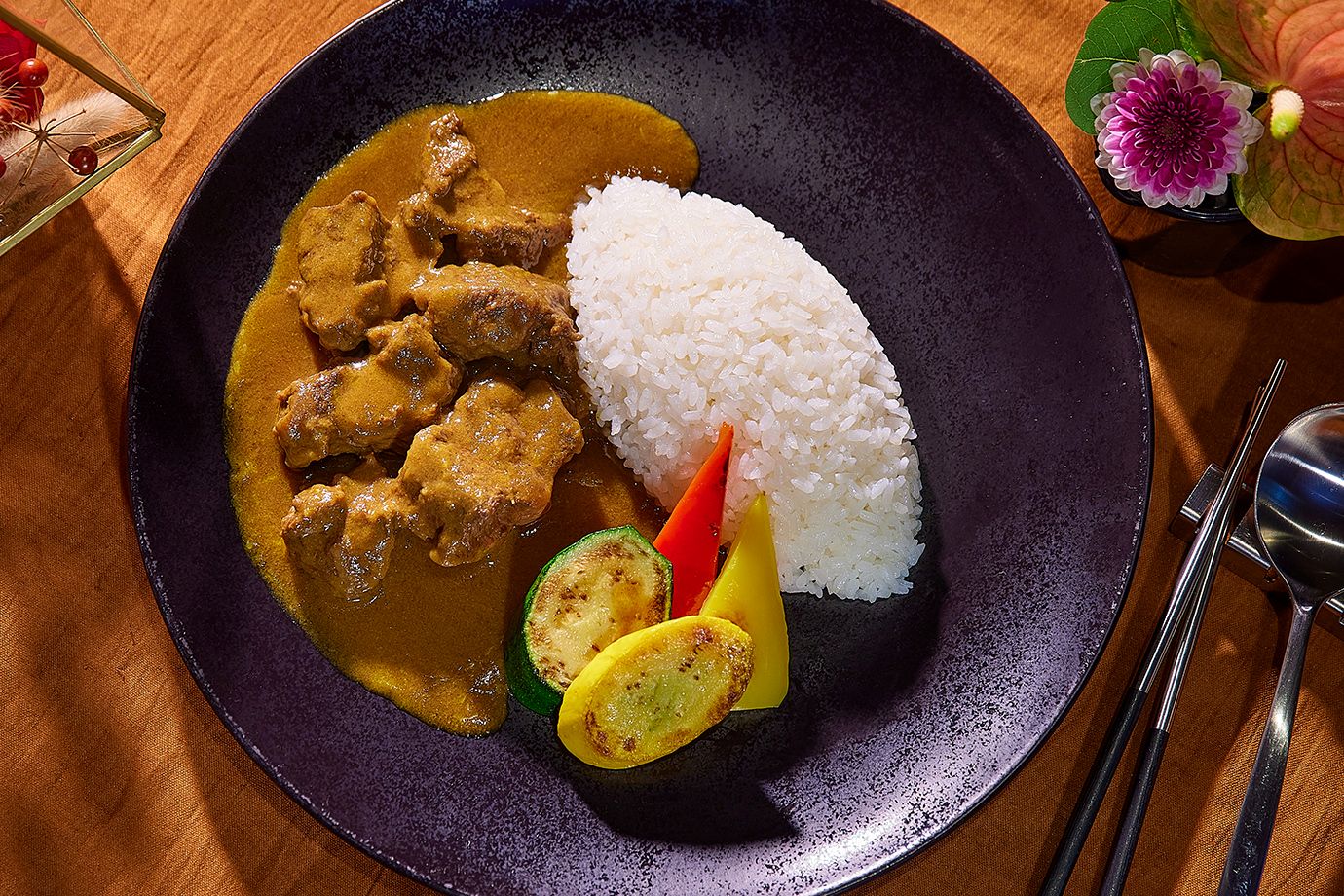 大廳酒吧月台町招牌「和牛咖哩飯」以三星若狹牛升等售價維持每份 680 元