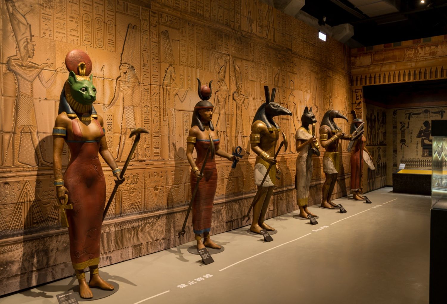 踏入埃及文明區,神像凝視與法老的威嚴震撼呈現