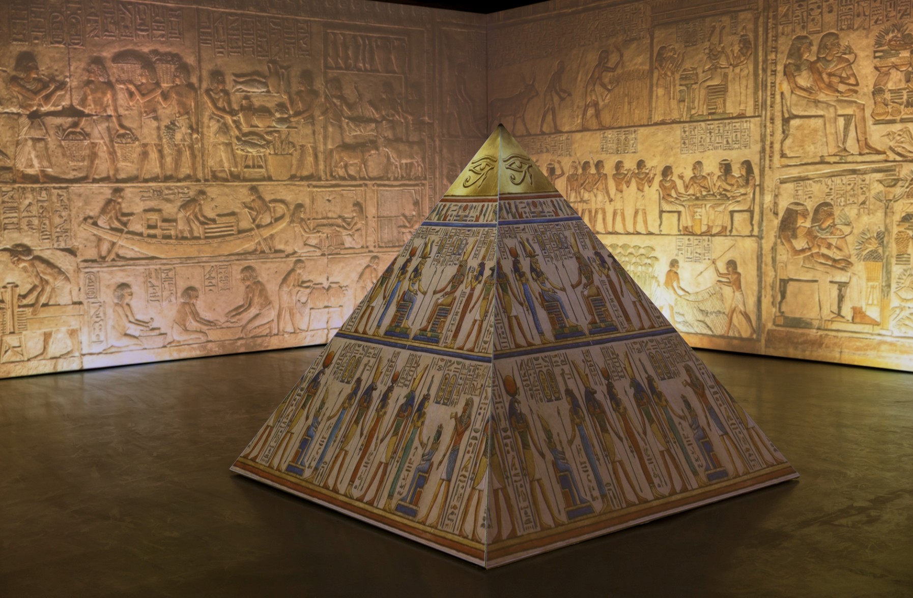 神祇與象形文字緩緩浮出,埃及光影展區姿態以光雕重構。