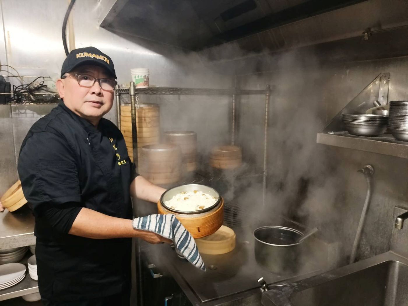 曾寫下單日煎製百台斤的傳奇紀錄，將當年服務長榮航太的嚴謹精神注入產品。每一片蘿蔔糕都承載著職人徹夜未眠的堅持，是老店最難忘的風味印記。