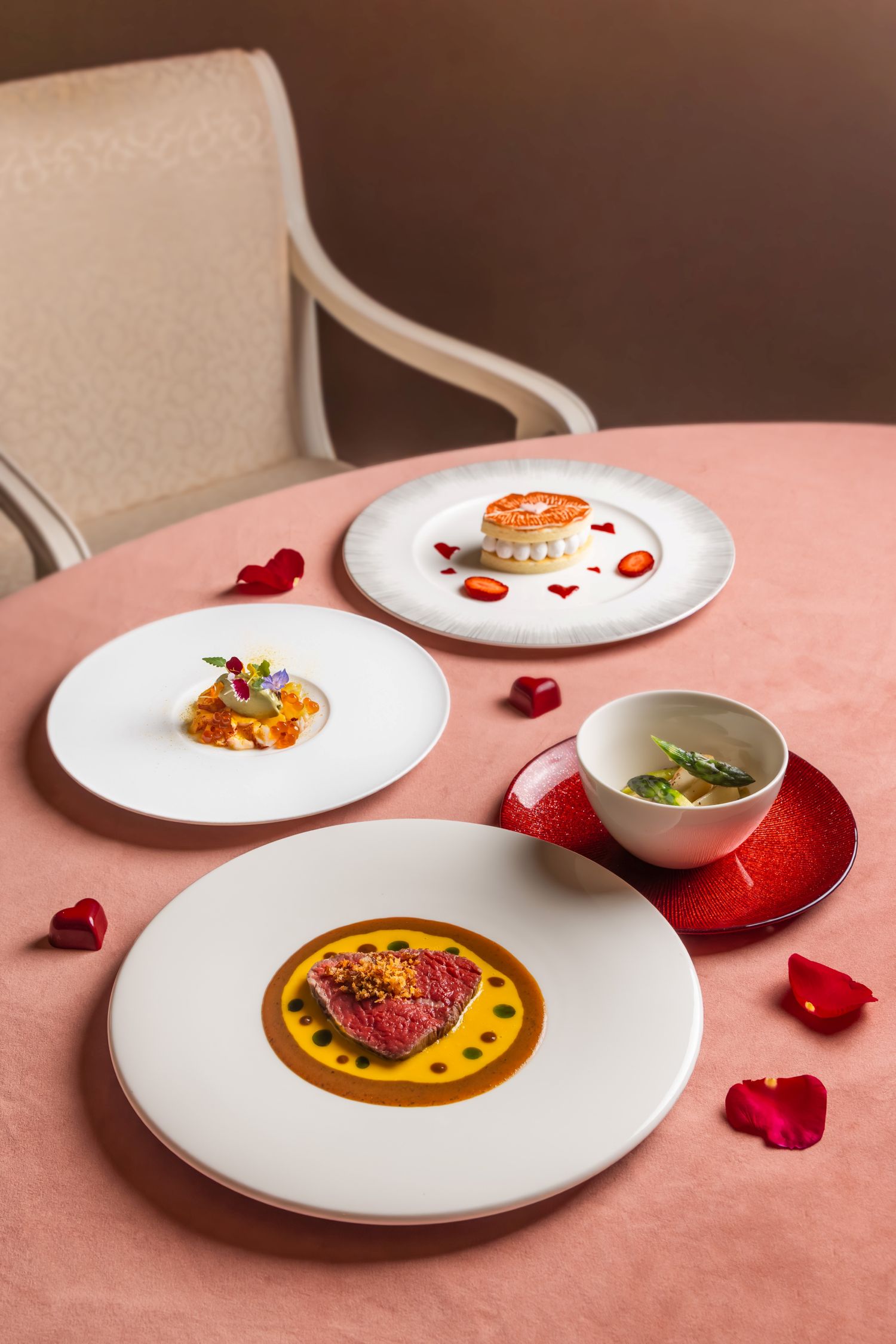 「法式浪漫．情人饗宴」前菜由波士頓龍蝦薄片與鮭魚卵，搭配酪梨芥末奶霜，柑橘粉添味的典雅海鮮珠寶盒