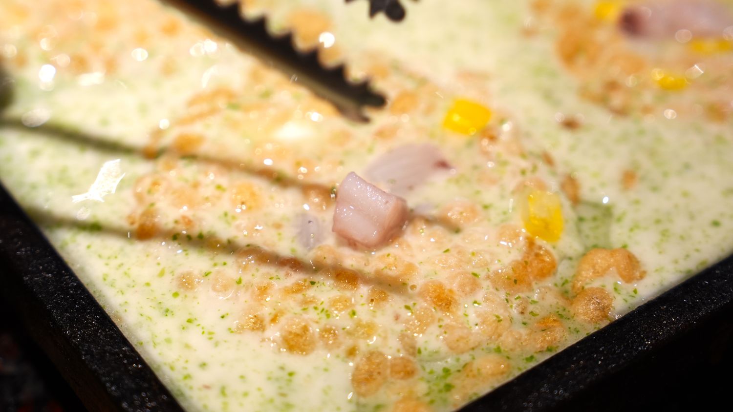 內餡以「章魚、蛤蜊、天婦羅碎、玉米、高麗菜、鴻喜菇、德式香腸、紅薑碎、小湯圓、鵪鶉蛋」組成