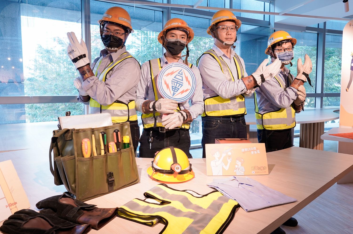 台灣電力公司台北南區營業處協助「獨居長者燈泡汰換服務」，並加強用電安全，降低居家風險。