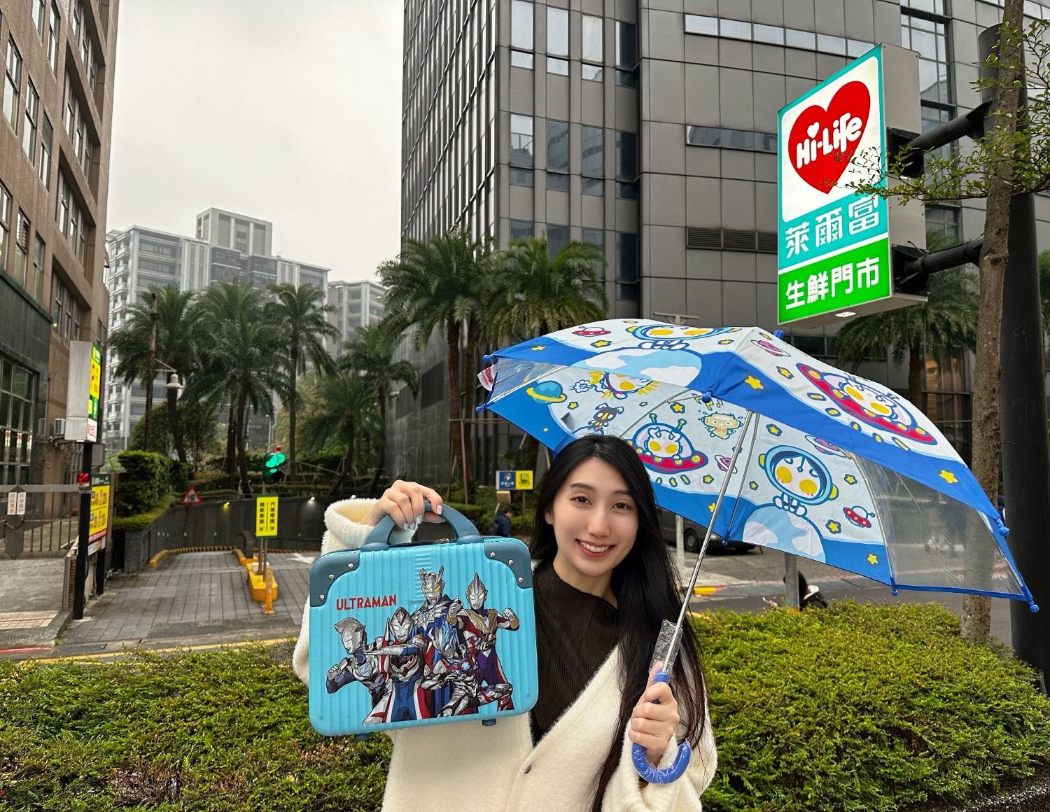 圖3 「超人力霸王兒童雨傘」預購價499元,則印有Q版角色圖案,造型可愛吸睛,讓孩子撐雨傘也彷彿與小英雄一同出任務,在日常通勤、上學路途也能充滿想像力與陪伴感。